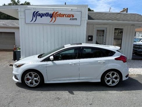 Used 2017 Ford Focus ST w/ Equipment Group 402A FWD image 14