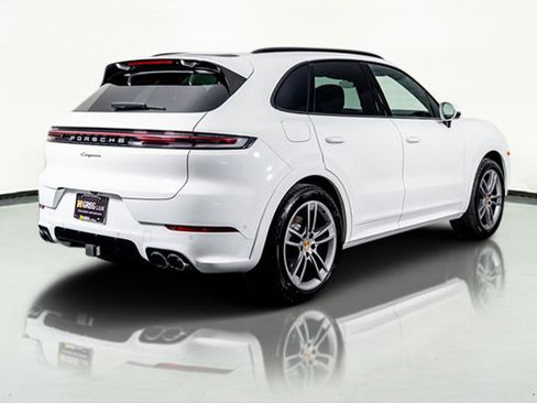 Used 2025 Porsche Cayenne image 9