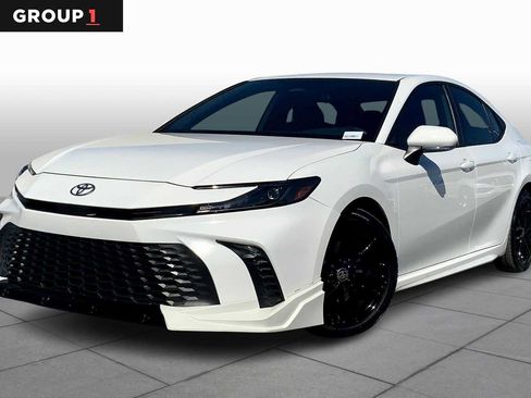 Used 2025 Toyota Camry SE image 1