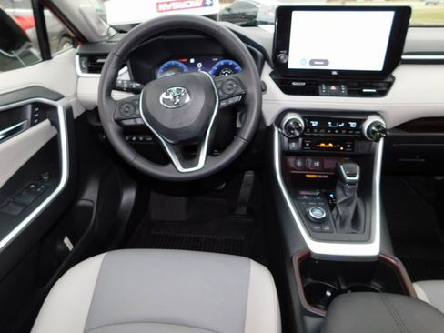 Used 2025 Toyota RAV4 Limited image 17