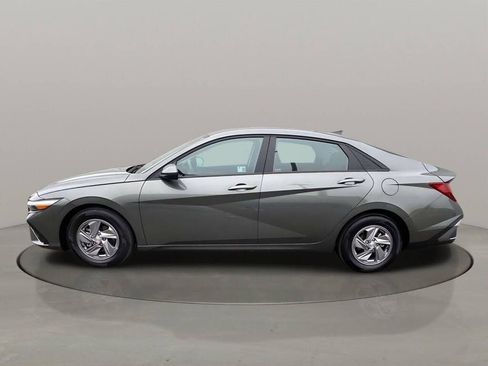 Used 2025 Hyundai Elantra SE image 3