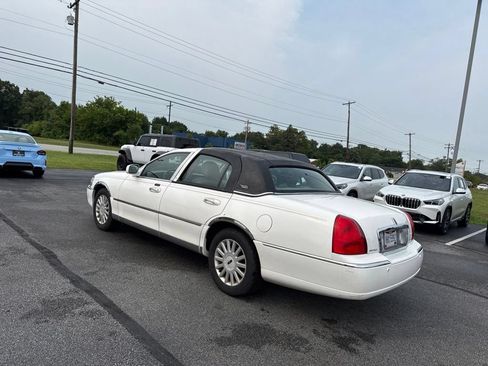 Used 2005 Lincoln Town Car Signature Limited RWD image 5