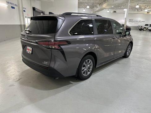 Used 2021 Toyota Sienna XLE w/ XLE Plus Package image 9
