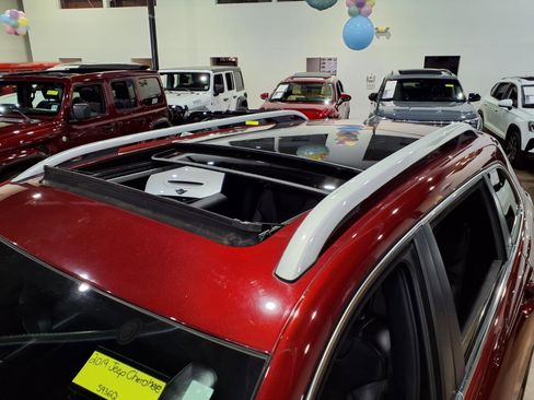 Used 2019 Jeep Cherokee Limited image 7