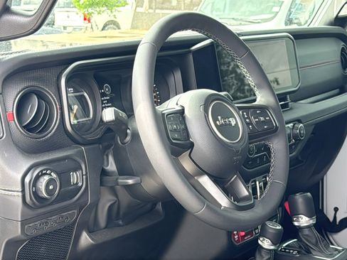 Certified 2025 Jeep Wrangler Unlimited Rubicon w/ Convenience Group image 18