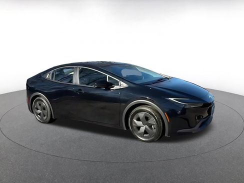 Used 2025 Toyota Prius LE image 2