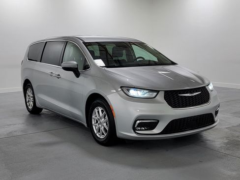 Used 2023 Chrysler Pacifica Touring-L FWD image 2