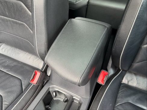 Used 2018 Volkswagen Tiguan SEL Premium image 36