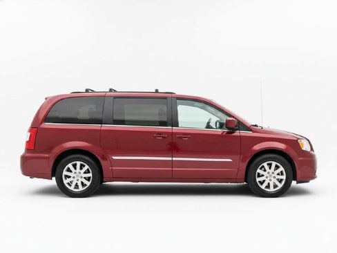 Used 2014 Chrysler Town & Country Touring image 4