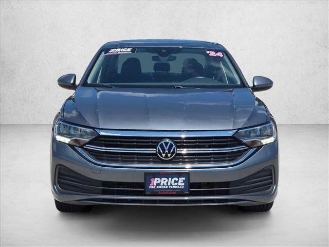 Used 2024 Volkswagen Jetta SE FWD image 2
