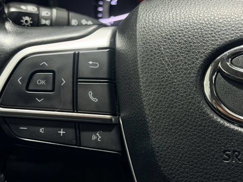 Used 2024 Toyota Highlander LE FWD image 19