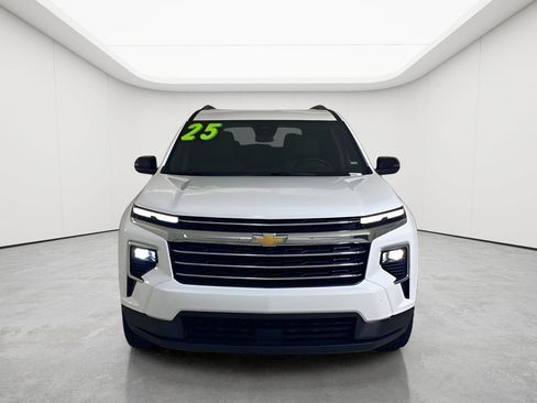 Used 2025 Chevrolet Traverse LT FWD image 1