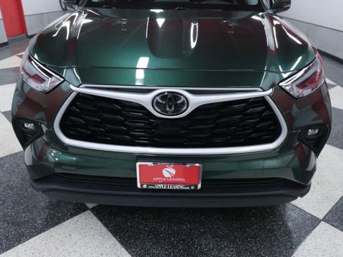 Used 2024 Toyota Highlander XLE FWD image 4