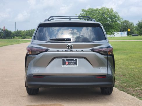 New 2026 Toyota Sienna XLE FWD image 8
