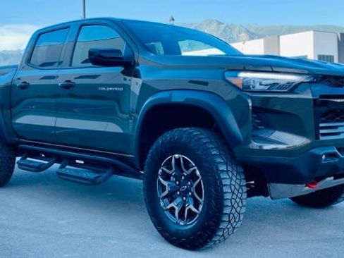 Used 2025 Chevrolet Colorado ZR2 w/ Technology Package AWD/4WD image 3
