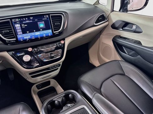 Used 2024 Chrysler Pacifica Touring-L FWD image 22