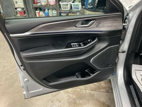 Used 2023 Jeep Grand Cherokee L Overland AWD/4WD image 9