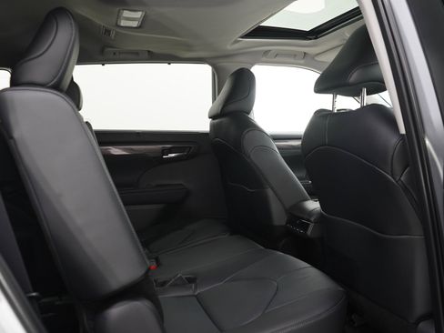 Used 2025 Toyota Highlander Limited AWD/4WD image 14