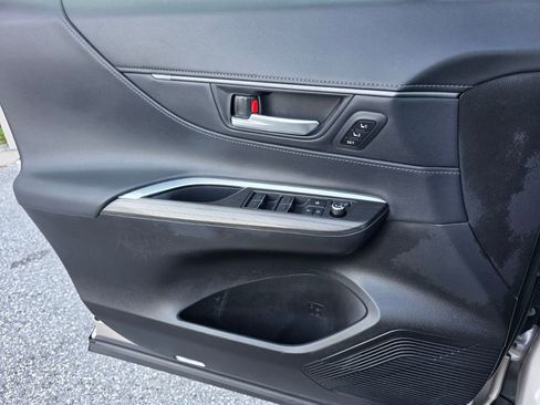 Used 2022 Toyota Venza LE image 28