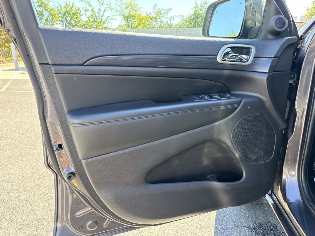 Used 2019 Jeep Grand Cherokee Altitude AWD/4WD image 9