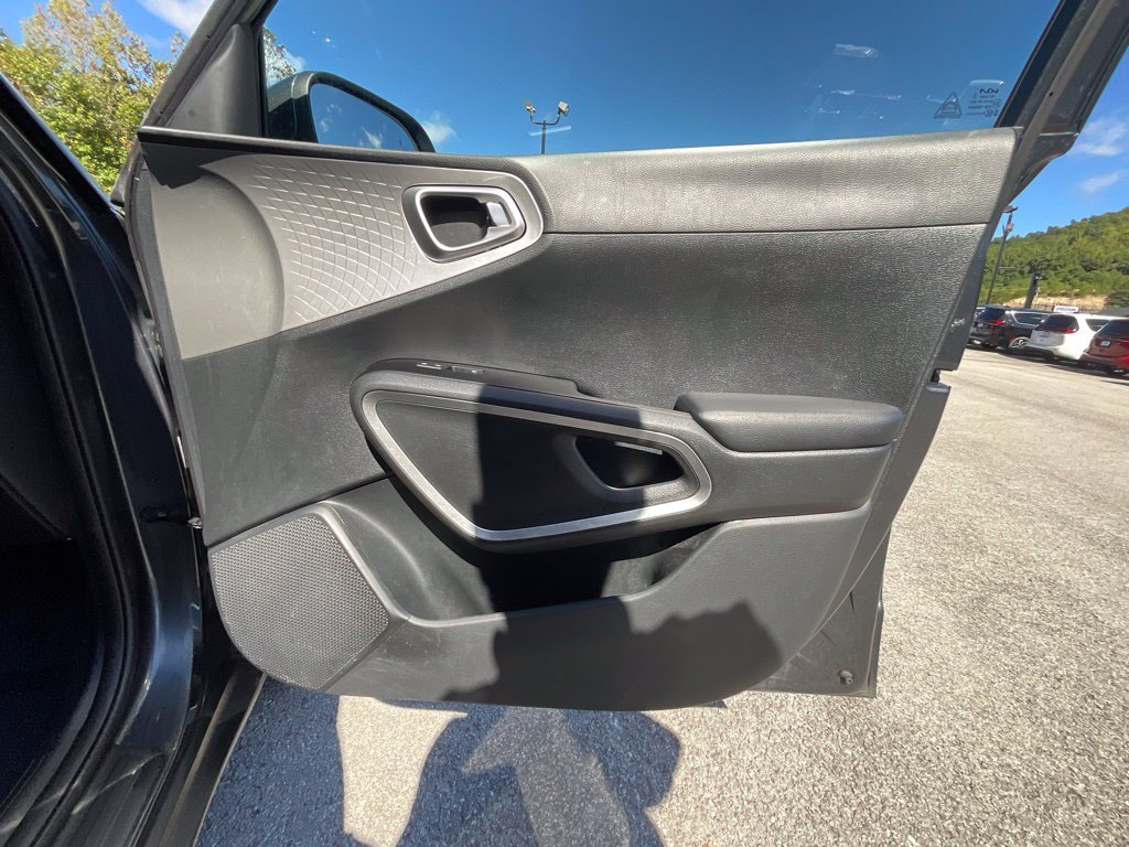 Used 2025 Kia Soul LX w/ LX Technology Package FWD image 21