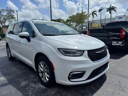 Used 2023 Chrysler Pacifica Touring-L AWD/4WD image 2