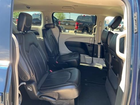 Used 2023 Chrysler Pacifica Touring-L FWD image 20