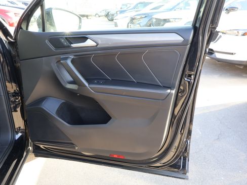 Used 2022 Volkswagen Tiguan SE w/ Panoramic Sunroof Package image 9