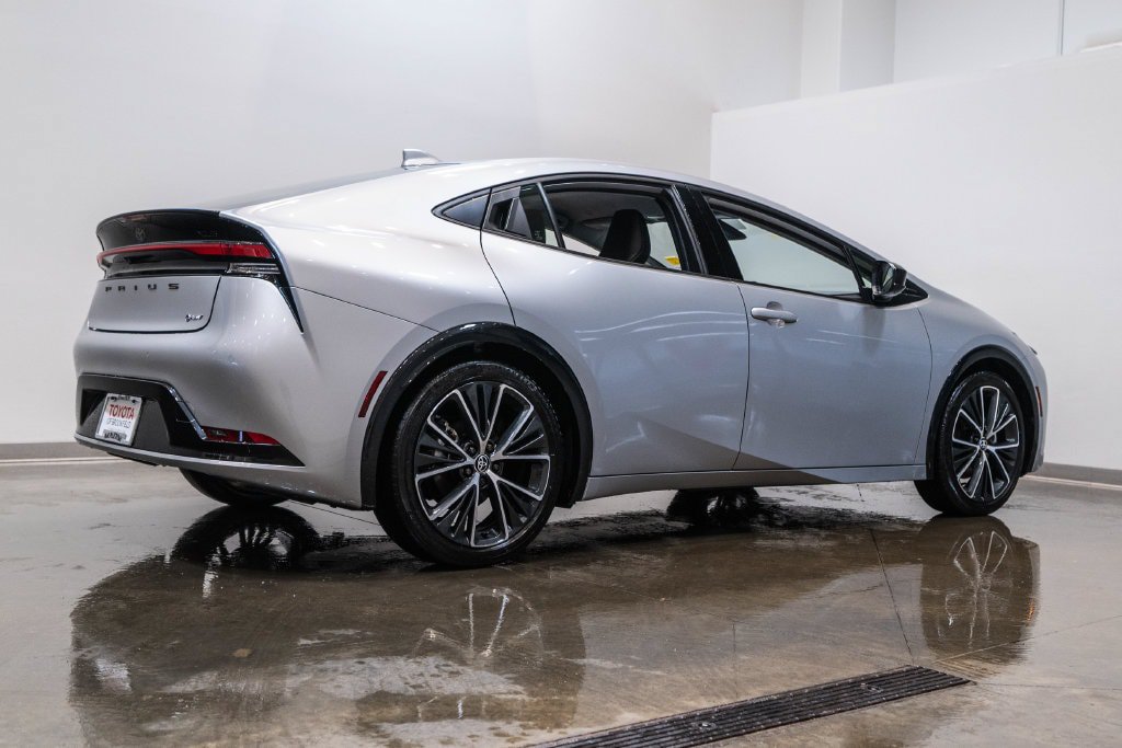 Certified 2025 Toyota Prius XLE FWD image 9