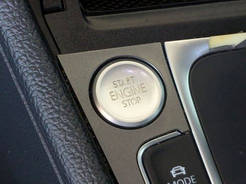 Used 2016 Volkswagen e-Golf SE FWD image 19