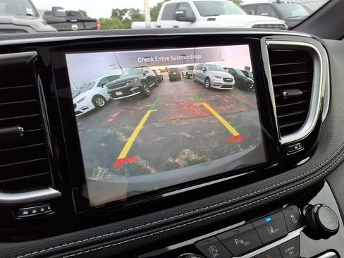 Certified 2025 Chrysler Pacifica Limited FWD image 19