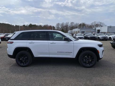 New 2026 Jeep Grand Cherokee Altitude image 2