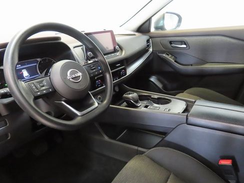 Used 2023 Nissan Rogue SV image 4