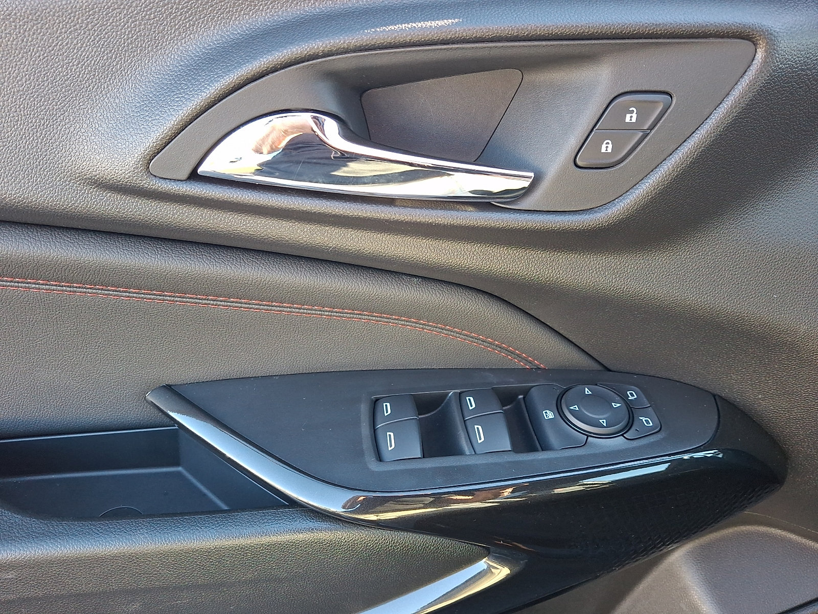 Used 2024 Chevrolet Trax RS w/ Driver Confidence Package FWD image 12