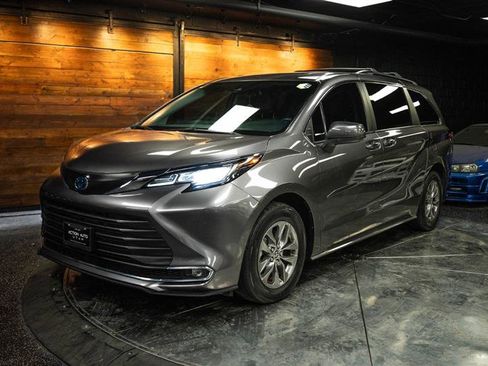 Used 2023 Toyota Sienna XLE FWD image 2