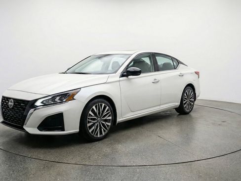 Used 2025 Nissan Altima 2.5 SV FWD image 3