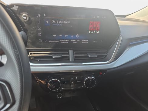 Used 2025 Chevrolet Trax LT FWD image 19