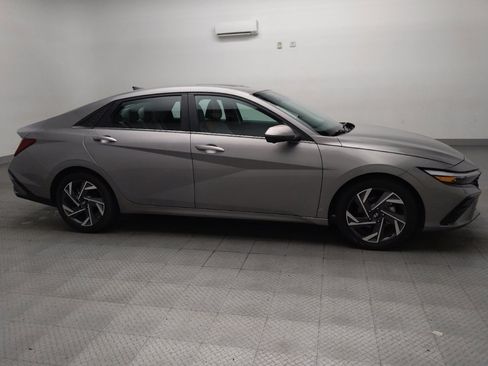 Used 2024 Hyundai Elantra Limited FWD image 11