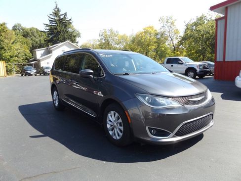Used 2017 Chrysler Pacifica Touring-L FWD image 4