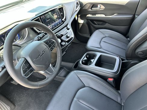 New 2026 Chrysler Pacifica Select FWD image 17