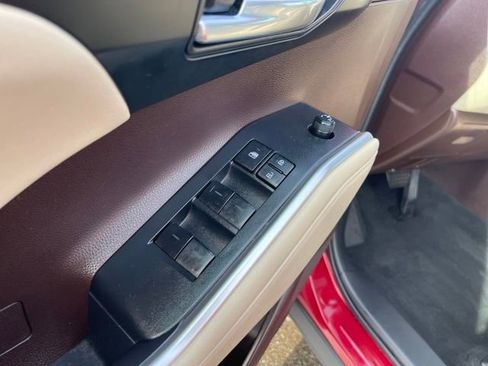 Used 2022 Toyota Highlander XLE image 11