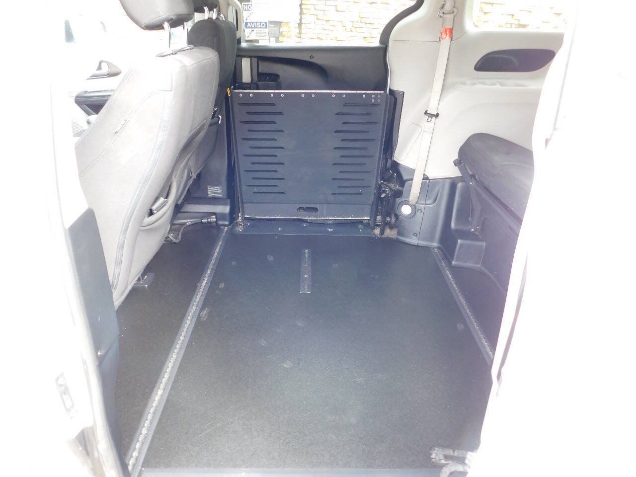 Used 2022 Chrysler Voyager LX FWD image 30