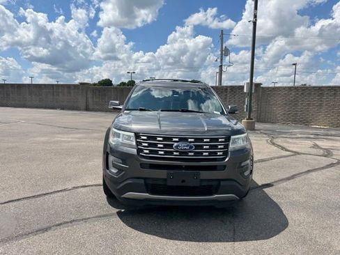Used 2017 Ford Explorer Limited w/ Equipment Group 301A FWD image 2