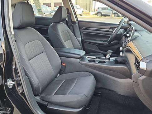 Used 2025 Nissan Altima 2.5 SV FWD image 31