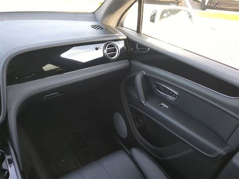 Used 2019 Bentley Bentayga image 18
