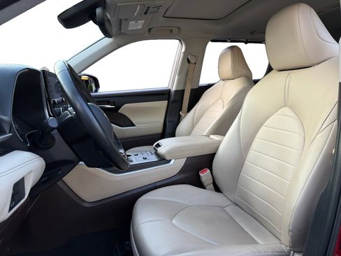 Used 2021 Toyota Highlander XLE image 9