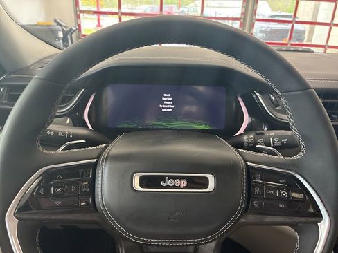 Certified 2022 Jeep Grand Cherokee Overland w/ Luxury Tech Group IV AWD/4WD image 38