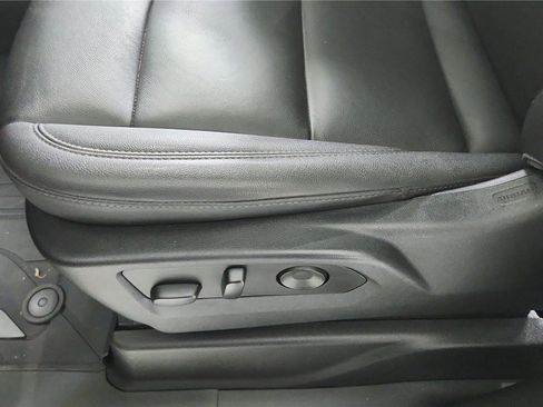 Used 2023 Chevrolet Tahoe Z71 w/ Luxury Package AWD/4WD image 12