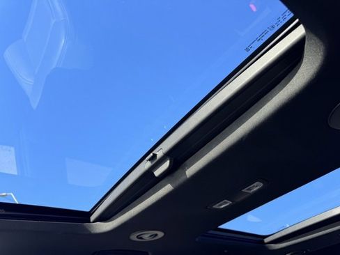 Used 2023 Chevrolet Traverse LT w/ LT Premium Package image 30