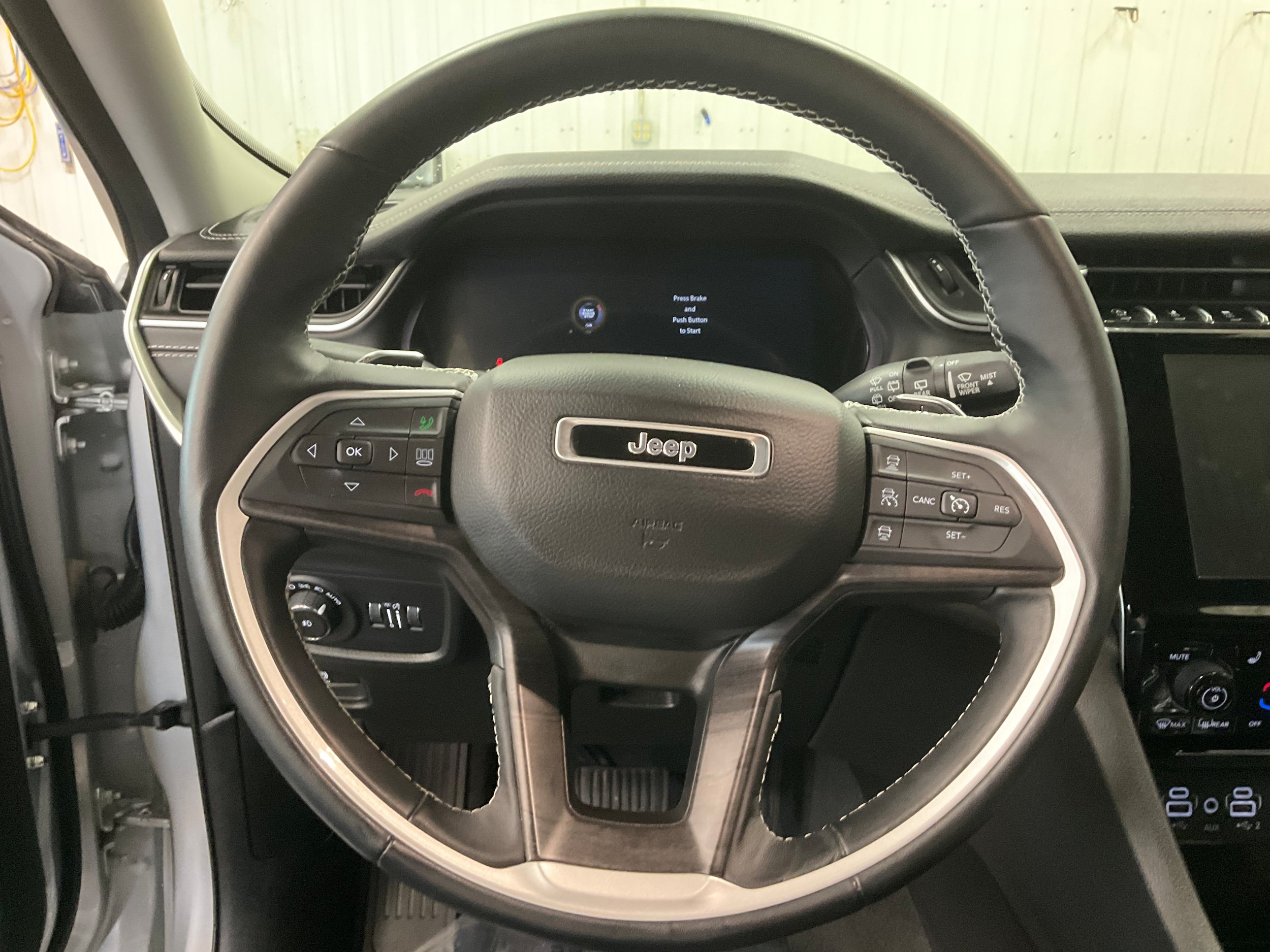Used 2022 Jeep Grand Cherokee Limited AWD/4WD image 13